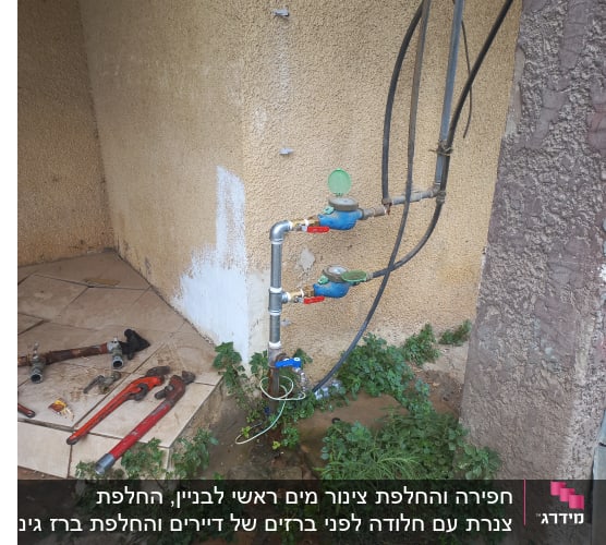 כלי עבודה וצינורות ליד קיר חיצוני